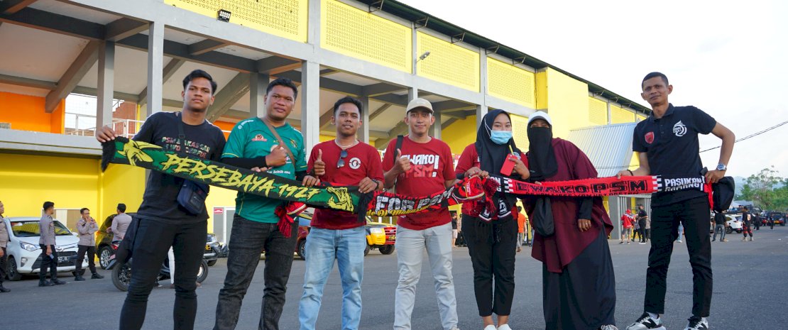 Suporter PSM Makassar dan Persebaya 